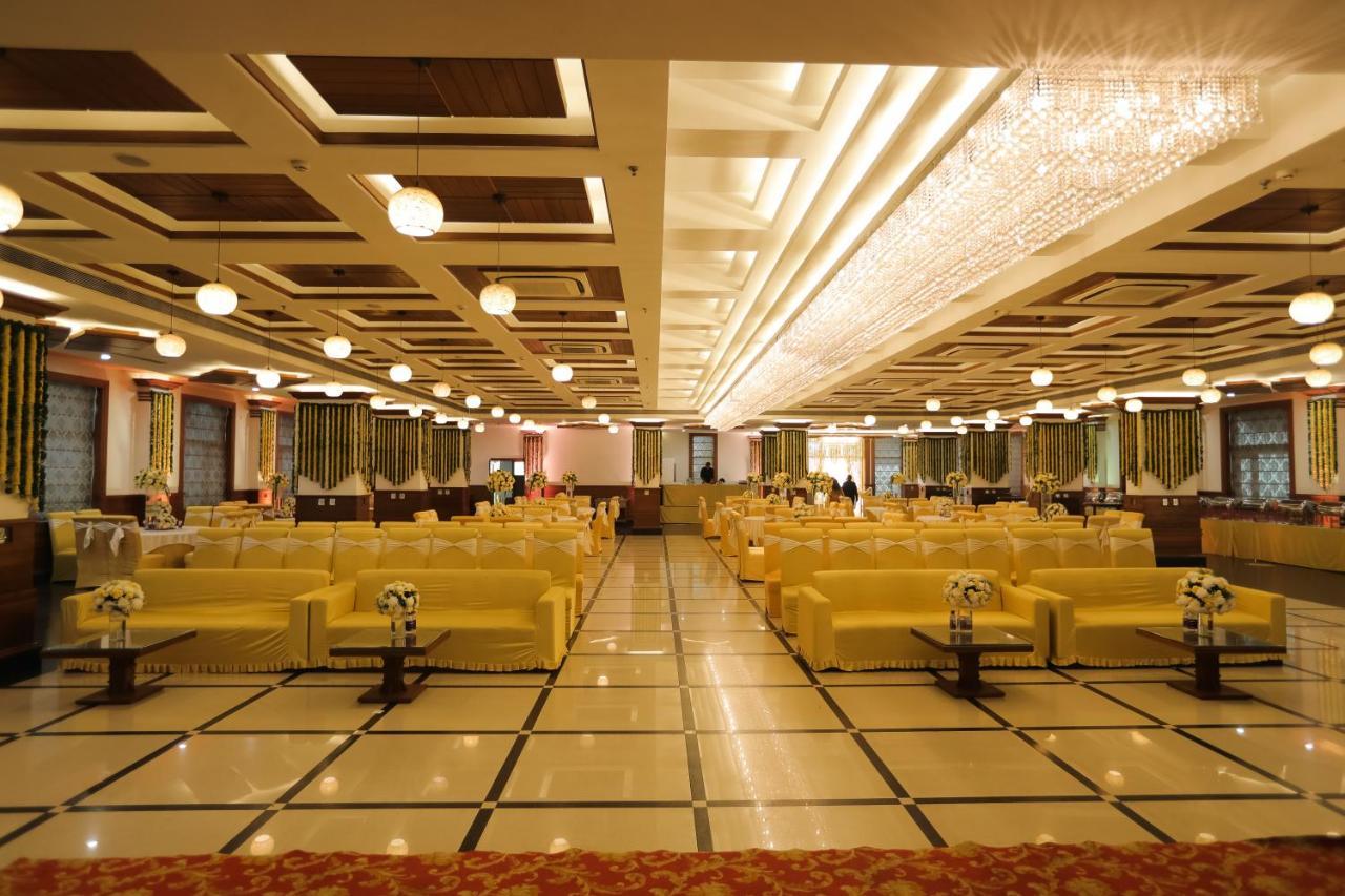 Hotel Saffron Leaf Dehradun Exteriör bild