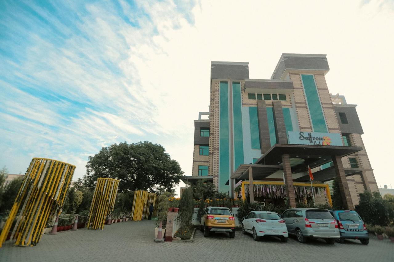 Hotel Saffron Leaf Dehradun Exteriör bild