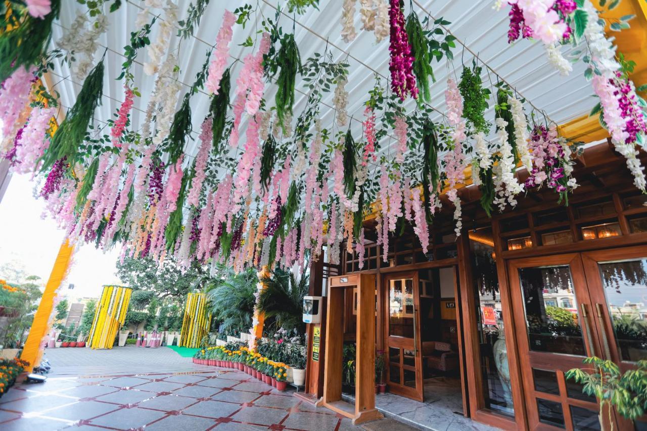 Hotel Saffron Leaf Dehradun Exteriör bild