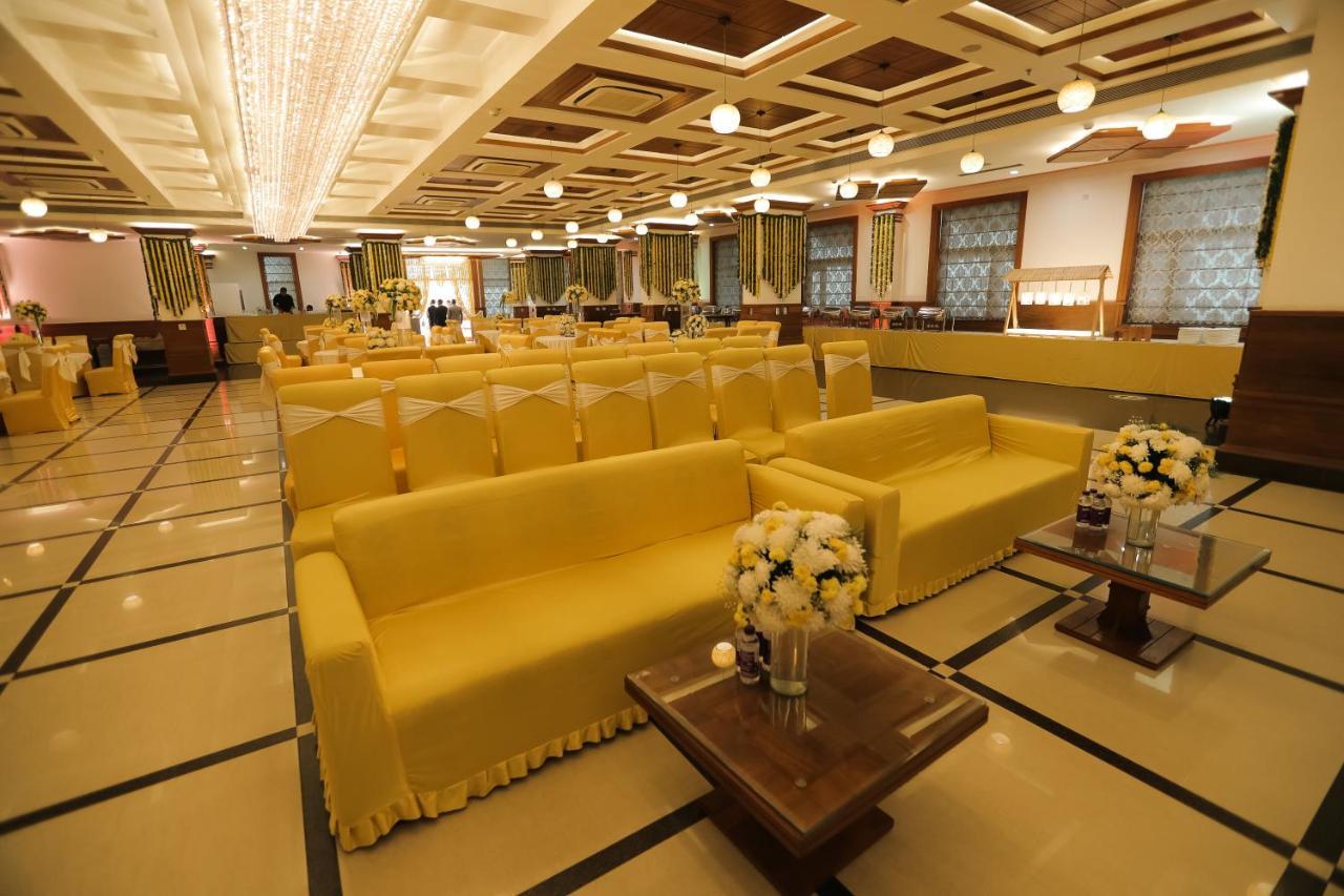 Hotel Saffron Leaf Dehradun Exteriör bild