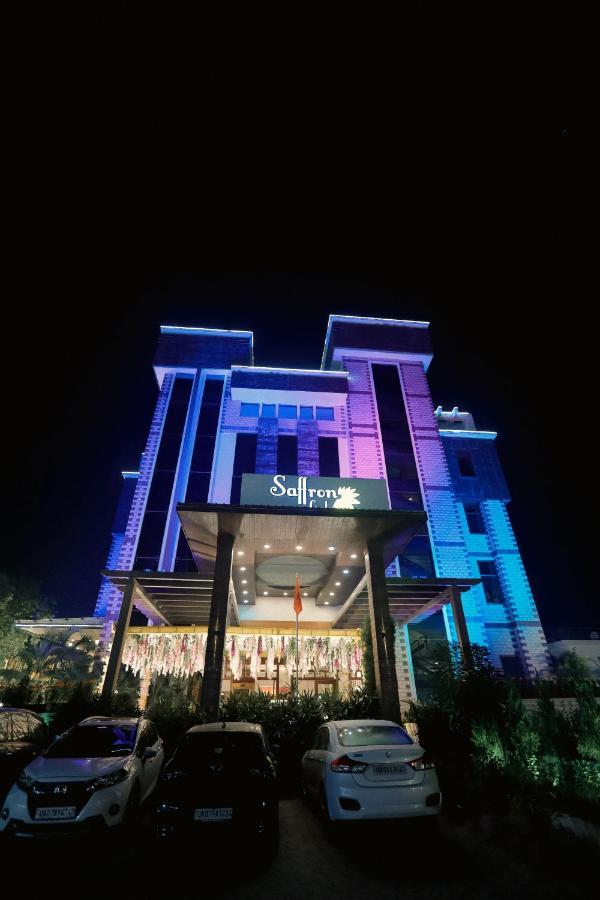 Hotel Saffron Leaf Dehradun Exteriör bild