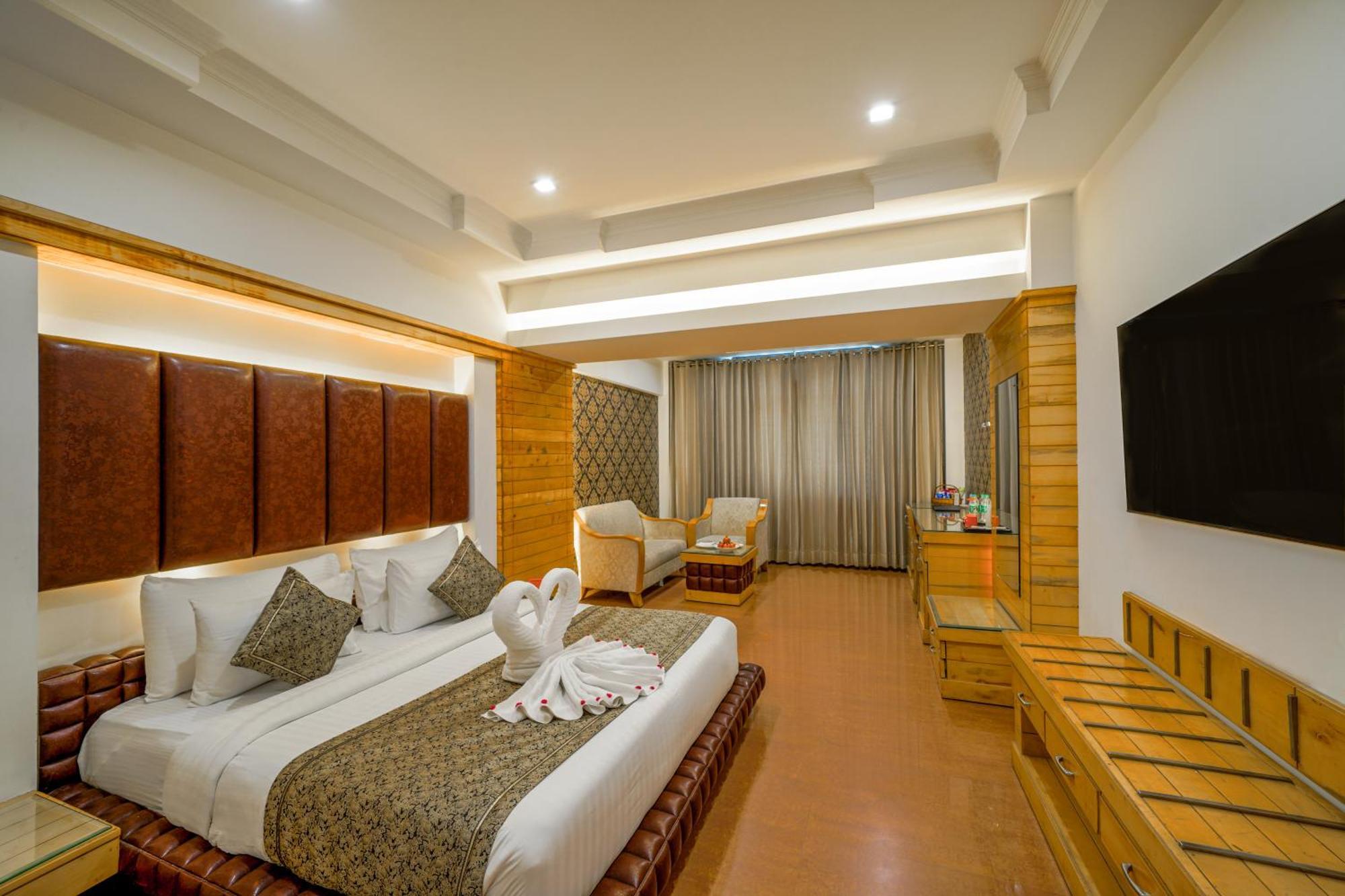 Hotel Saffron Leaf Dehradun Exteriör bild