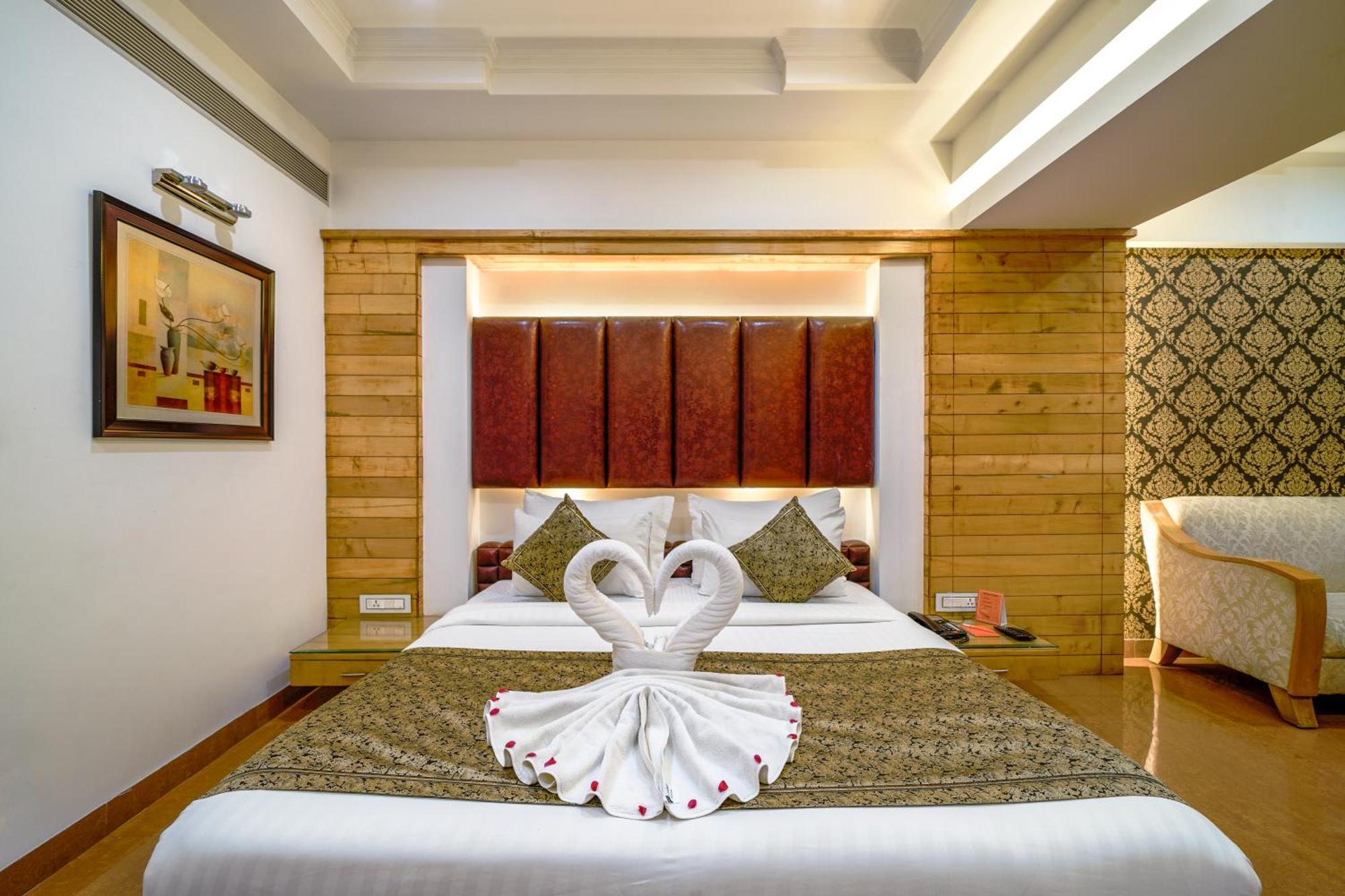 Hotel Saffron Leaf Dehradun Exteriör bild
