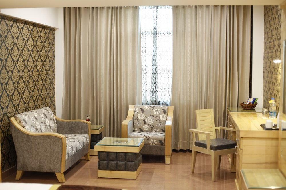 Hotel Saffron Leaf Dehradun Exteriör bild