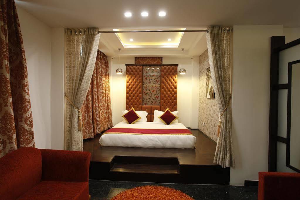 Hotel Saffron Leaf Dehradun Exteriör bild